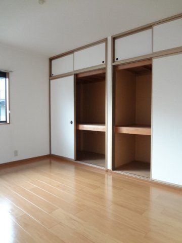 拡大写真:コーポシャインⅠ 1階102の便利な収納スペースです