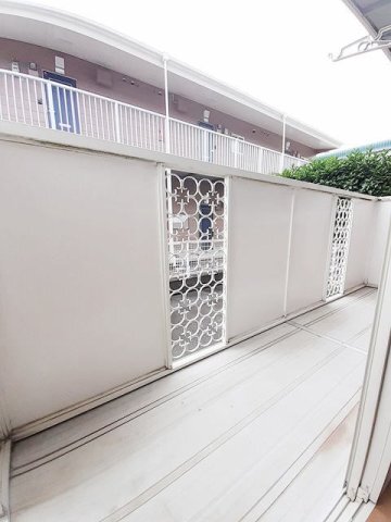 拡大写真:プライム 1階101の広々としたバルコニーです