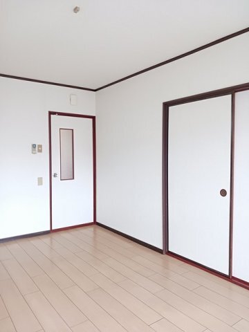 拡大写真:リバーサイドハイツ 4階402の使いやすいリビングです