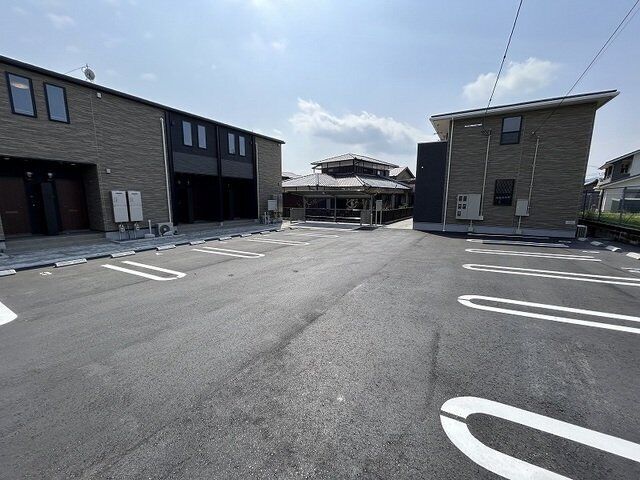 拡大写真:ヒカルサ唐津鬼塚Ⅰ 2階202の駐車場完備です