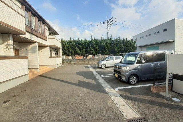 拡大写真：ミキ・ブルック　Ｂ 2階201の駐車場に車を止められます