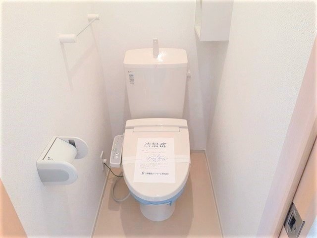 拡大写真:マーベラスⅢ 1階101の落ち着いた色調のトイレです