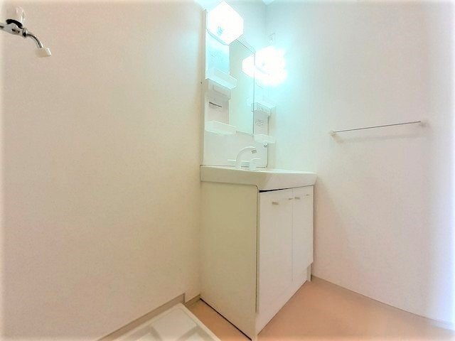 拡大写真:マーベラスⅢ 1階101のゆったりとスペースのある洗面所