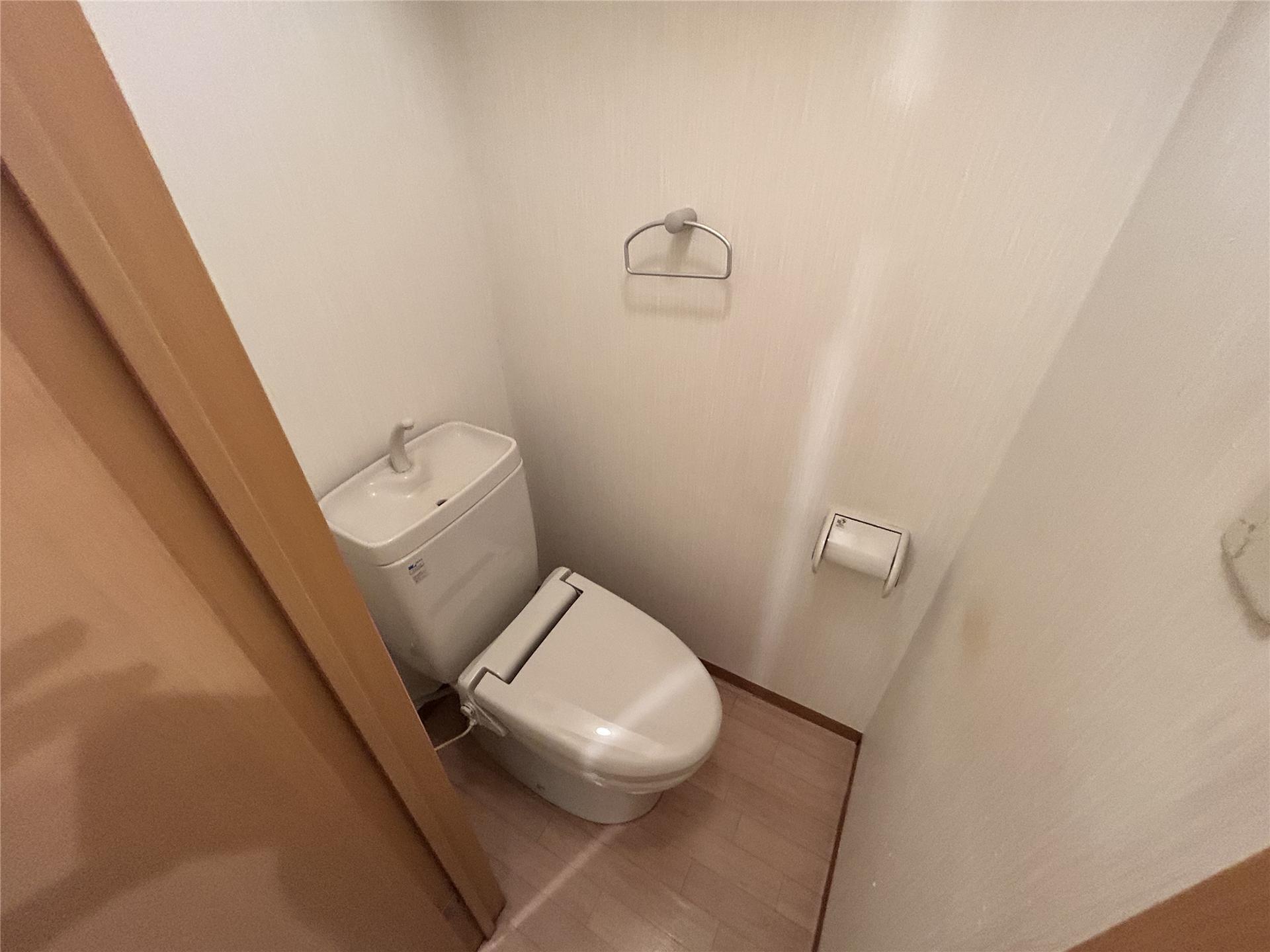 拡大写真:ベルシティ榴ヶ岡 4階408の温水洗浄便座付きのトイレです