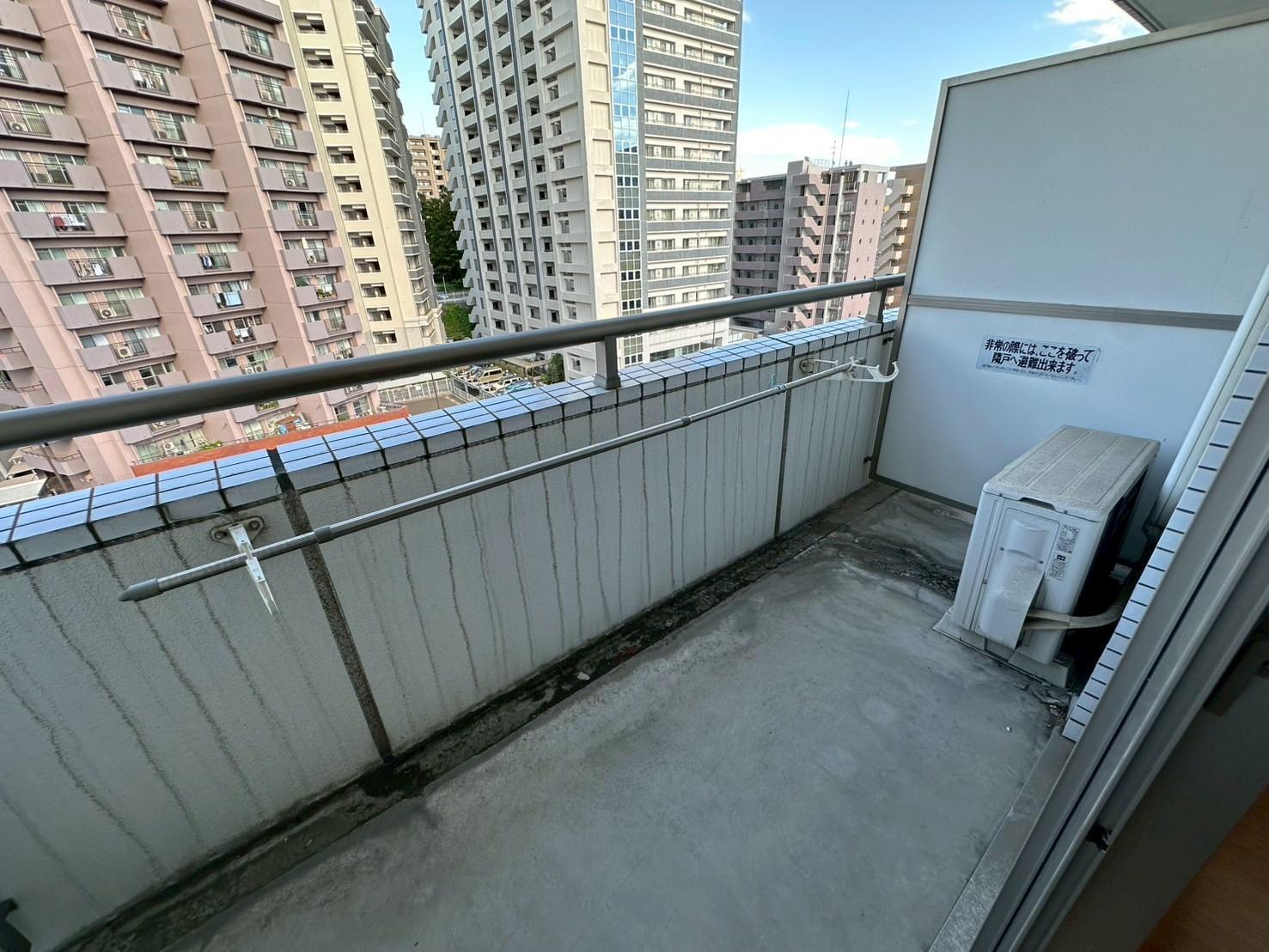 拡大写真:ベルシティ榴ヶ岡 4階408の物干し竿が設置できるベランダです(別室参考写真)