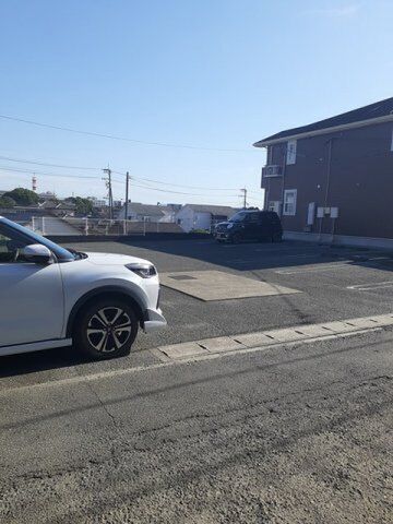 拡大写真:パインヒルズA 1階105の駐車場完備です