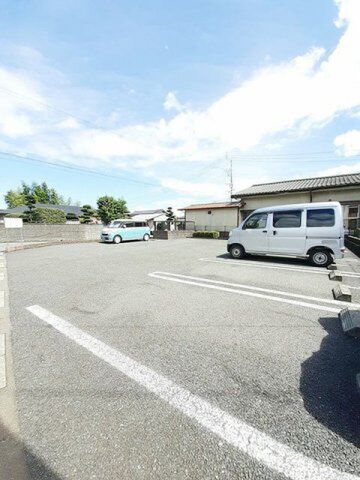 拡大写真:サンフラワーA 2階201の駐車スペースもあります