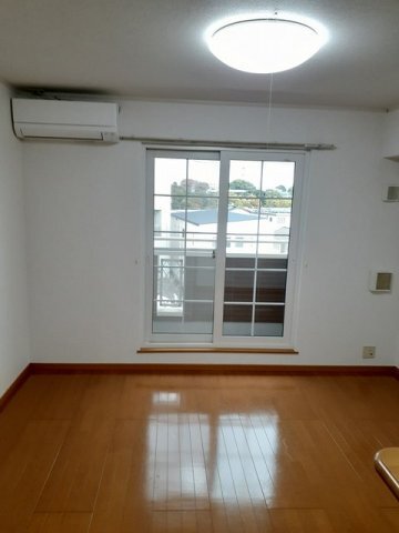 拡大写真:パインヒルズA 2階203の居間