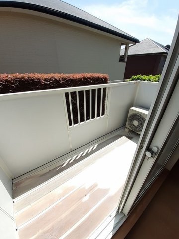 拡大写真:エスポワール・メゾンC 1階103の暖かな日差しのふりそそぐバルコニー