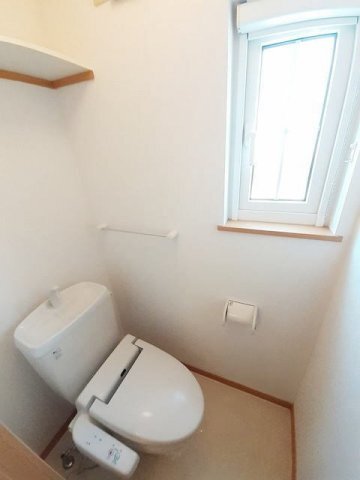 拡大写真:エスポワール・メゾンC 1階103の落ち着いたトイレです
