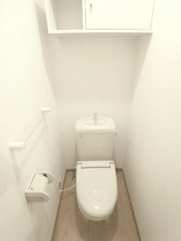 拡大写真:バンブーフォレスター 1階105の落ち着いたトイレです
