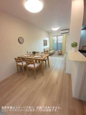 拡大写真:Kura・保田窪本町 2階207のこちらの居間で趣味の時間をお楽しみください