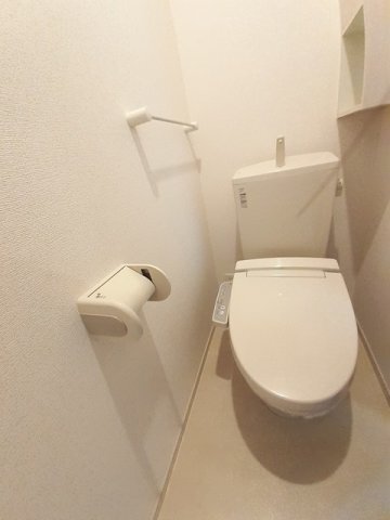 拡大写真:ベルアンジュ 2階202のコンパクトで使いやすいトイレです