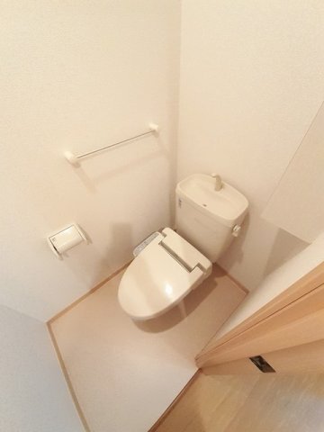 拡大写真:ドリーム カミングⅠ 1階102の落ち着いた色調のトイレです