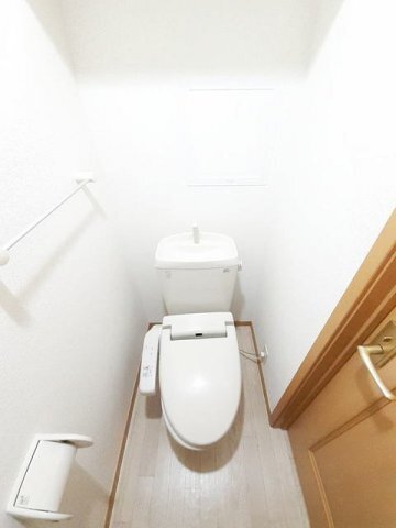 拡大写真:サンフラワーA 2階201のゆったりとした空間のトイレです