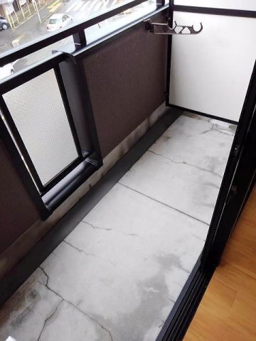 拡大写真:サニーフラッツHR 3階302の暖かな日差しのふりそそぐバルコニー
