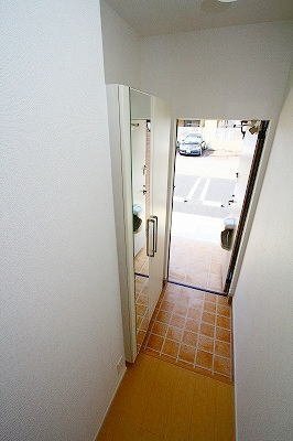 拡大写真:クリアネス尾ノ上 2階205のきれいな玄関です