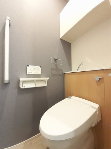 拡大写真:エステリーゼ 2階202のコンパクトで使いやすいトイレです