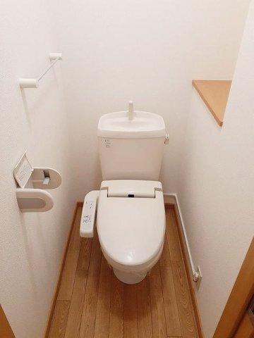 拡大写真:パストラル御幸 1階102のシンプルで使いやすいトイレです