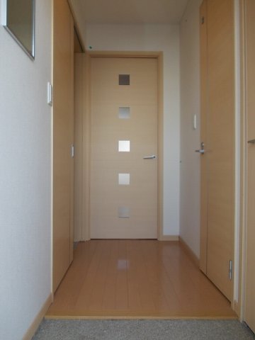 拡大写真:ドリーム カミングⅠ 1階103のゆったりとした玄関です