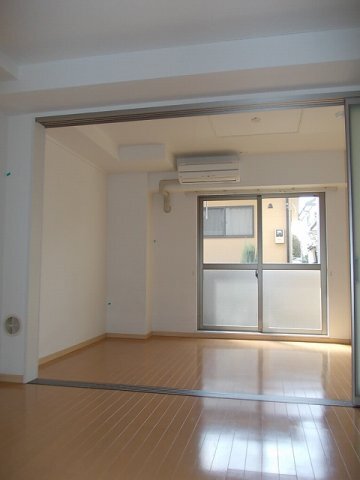 拡大写真:ドリーム カミングⅠ 1階103のおしゃれな居間です