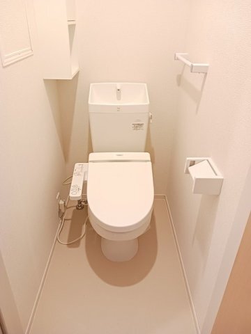 拡大写真:アルバ・ガーデン 2階201のゆったりとした空間のトイレです