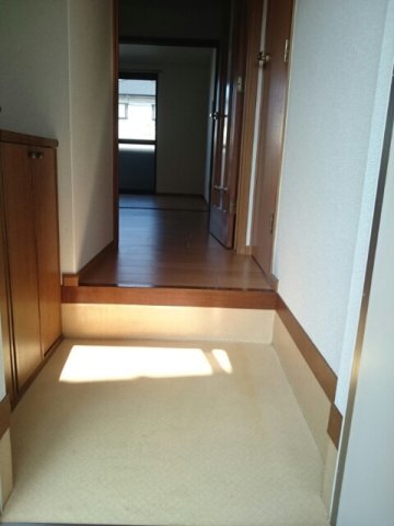 拡大写真:エスポワール317 1階103の明るい玄関です