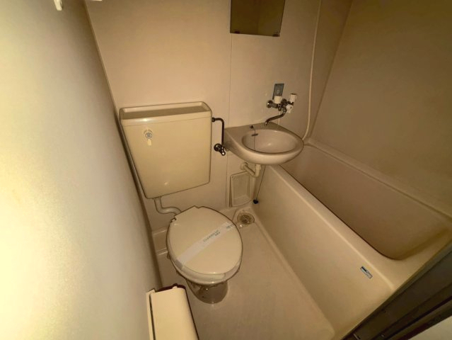 拡大写真:アーバンハイム 2階201の3点ユニットバス ※お部屋は別部屋の写真です。反転タイプ、現
