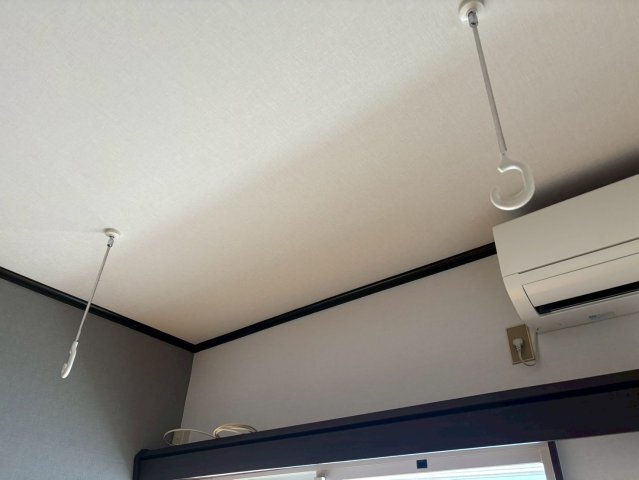 拡大写真:アーバンハイム 2階201の室内物干し ※お部屋は別部屋の写真です。反転タイプ、現状優先