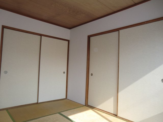 拡大写真:コーポラス朝 2階201の二間続きの戸を閉めるとプライベート空間に…