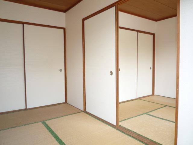 拡大写真:コーポラス朝 2階201の和室があれば、来客や子供用のスペースとして活躍します