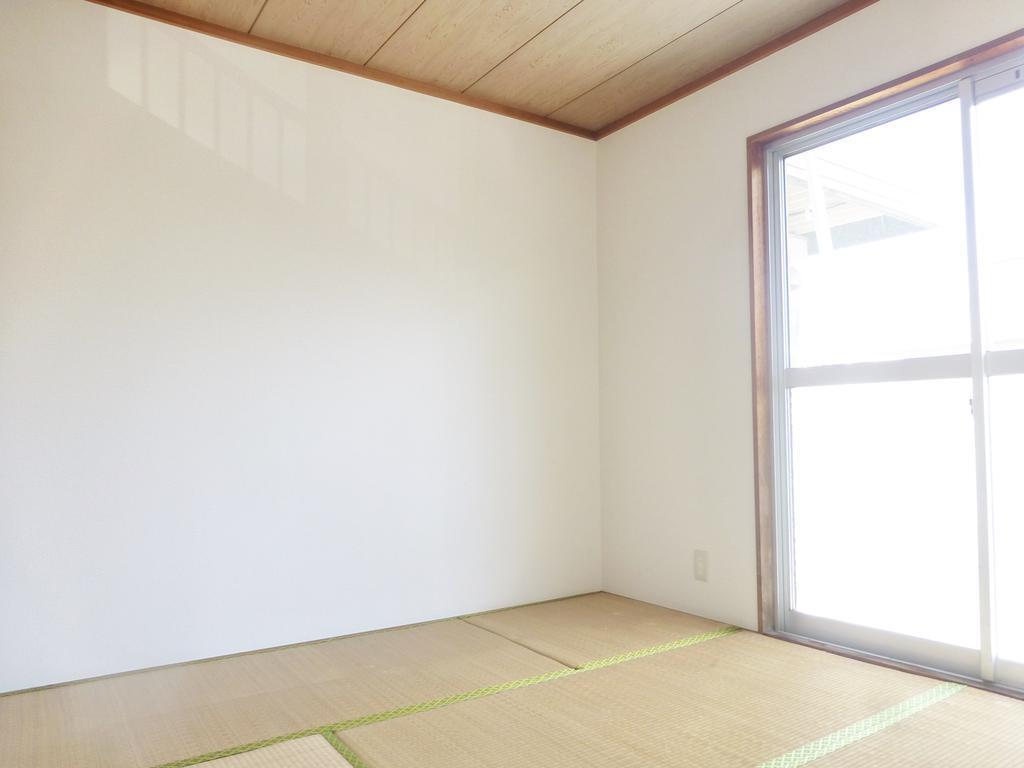 拡大写真:コーポラス朝 2階201のこちらの居間で趣味の時間をお楽しみください