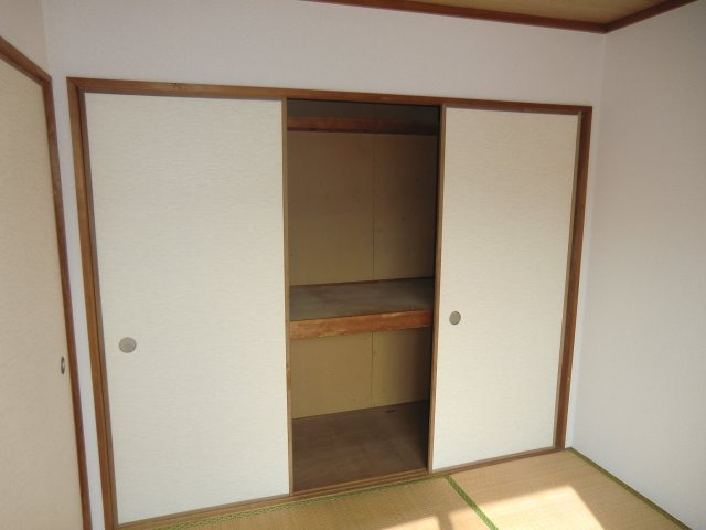 拡大写真:コーポラス朝 2階201のお布団も入る押入