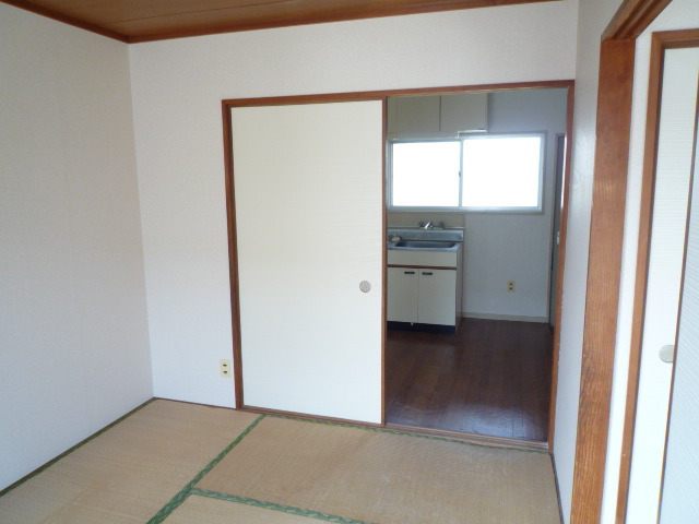 拡大写真:コーポラス朝 2階201のキッチンと隣接しているので、移動も楽々♪