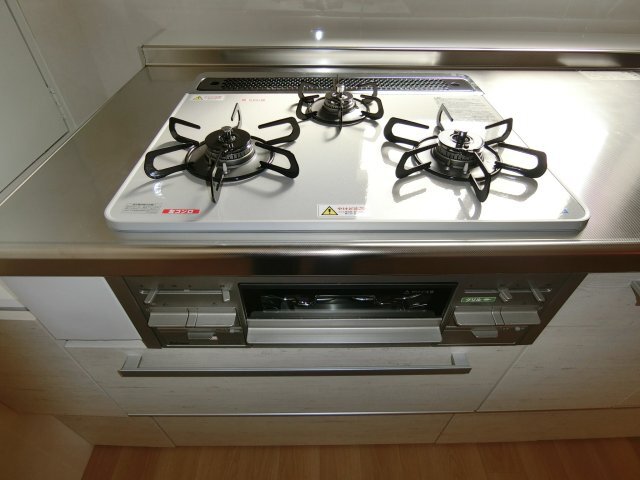 拡大写真:コーポ林 2階201の3口コンロのシステムキッチン