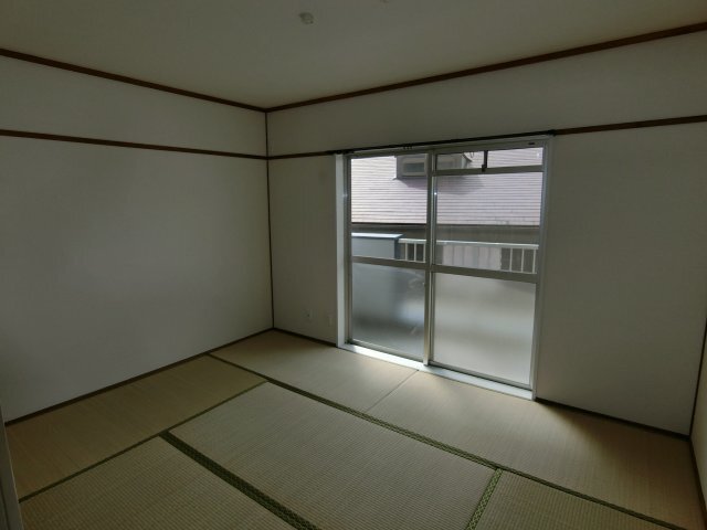 拡大写真:コーポ林 2階201の和室ならではの温かな和の空間で寛ぎの時間を過ごせます