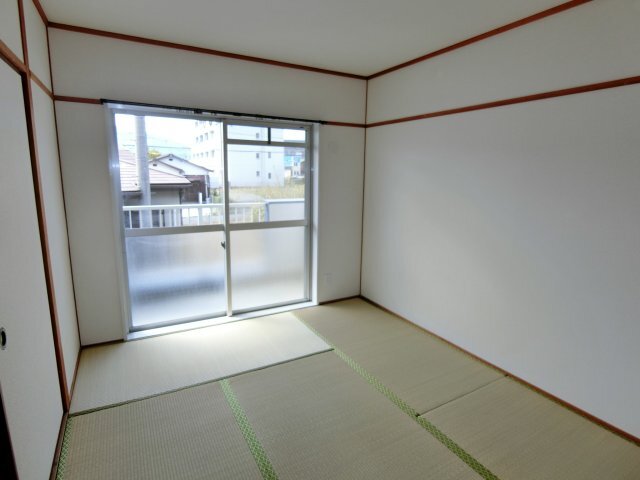 拡大写真:コーポ林 2階201の畳の上でゆっくりとくつろげる和室です