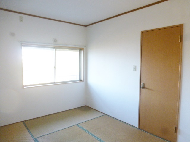 拡大写真:西田コーポⅡ 2階202の和室があれば、来客や子供用のスペースとして活躍します
