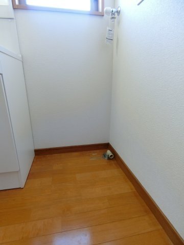 拡大写真:西田コーポⅡ 2階202の洗面台の横に室内洗濯機置場もあります