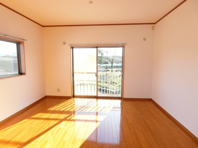 拡大写真:西田コーポⅡ 2階202の2面採光で明るく、風通しもできます♪