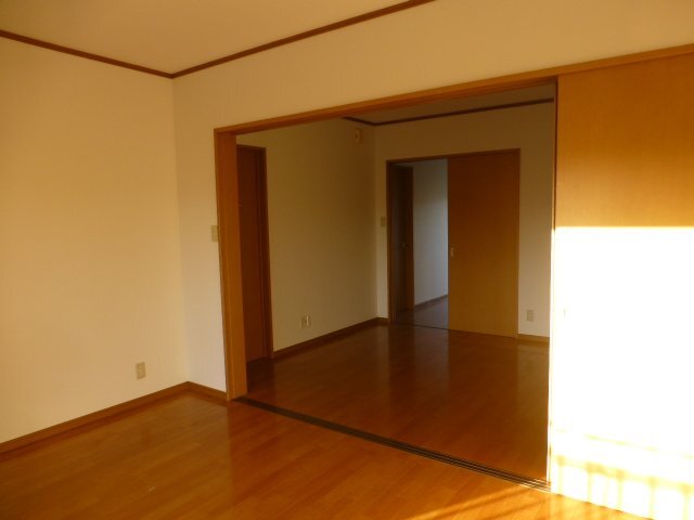 拡大写真:西田コーポⅡ 2階202のお部屋が隣接しており、広く使うこともできます♪