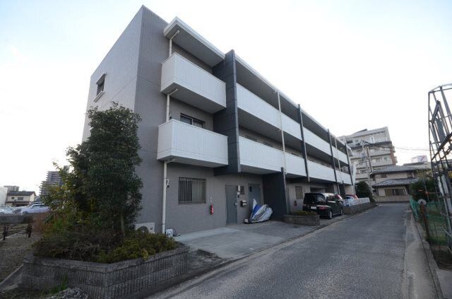 拡大写真:メゾンドKURA 1階102の建物外観