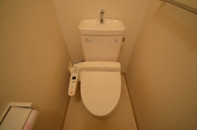 拡大写真:リーベンステージ出汐 3階302のウォシュレット付トイレ