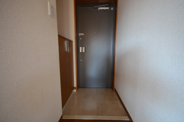 拡大写真:メゾンドKURA 1階102の玄関