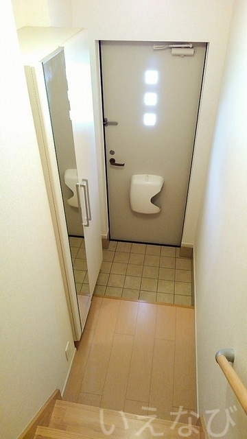 拡大写真:久米郡美咲町原田 2階203の玄関