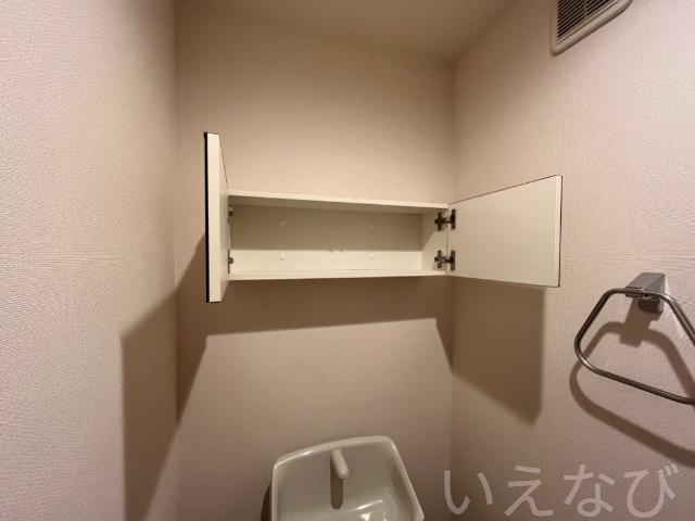 拡大写真:岡山市北区厚生町3丁目 5階502のトイレ上部の収納