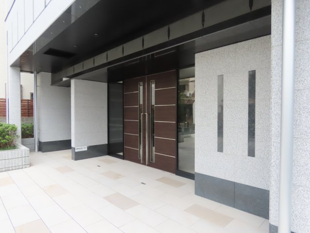 拡大写真：スプランディッド新大阪ＷＥＳＴ 4階406のエントランス
