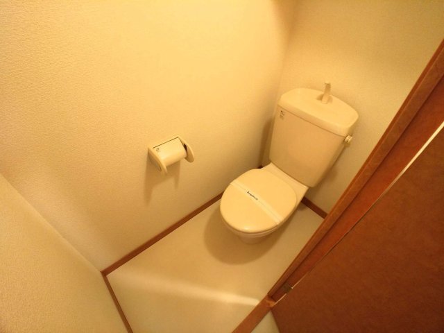 拡大写真：レオパレスいしかわ 1階106の明るく清潔感のあるトイレ