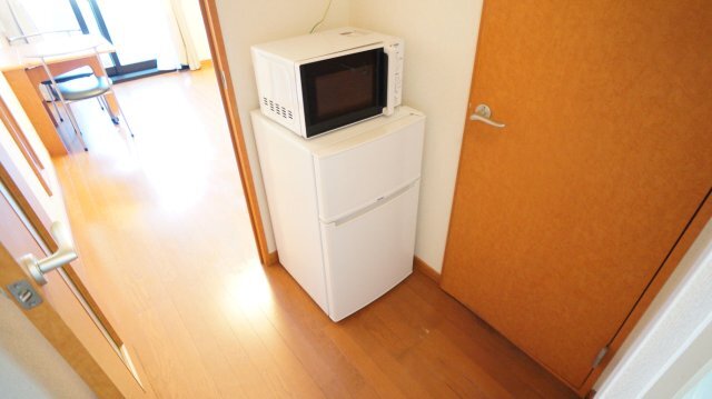拡大写真:レオパレスシャルマンアンジュ 2階201の家具家電付きのお部屋♪