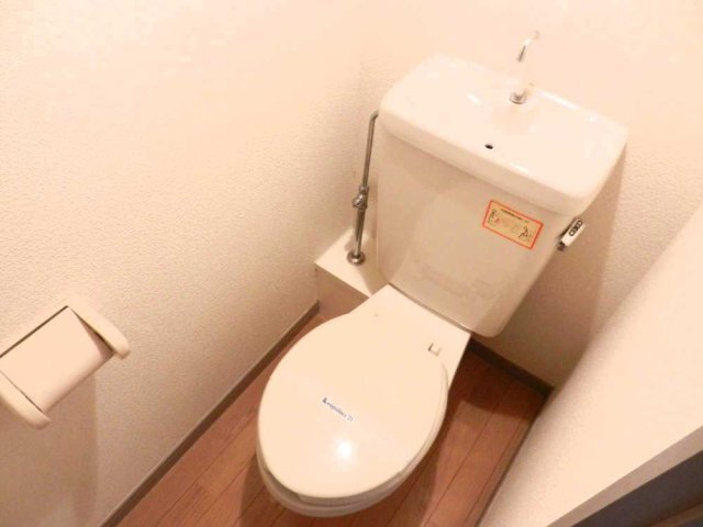 拡大写真:レオパレスRISE 2階205の白を基調とした清潔感のあるトイレ